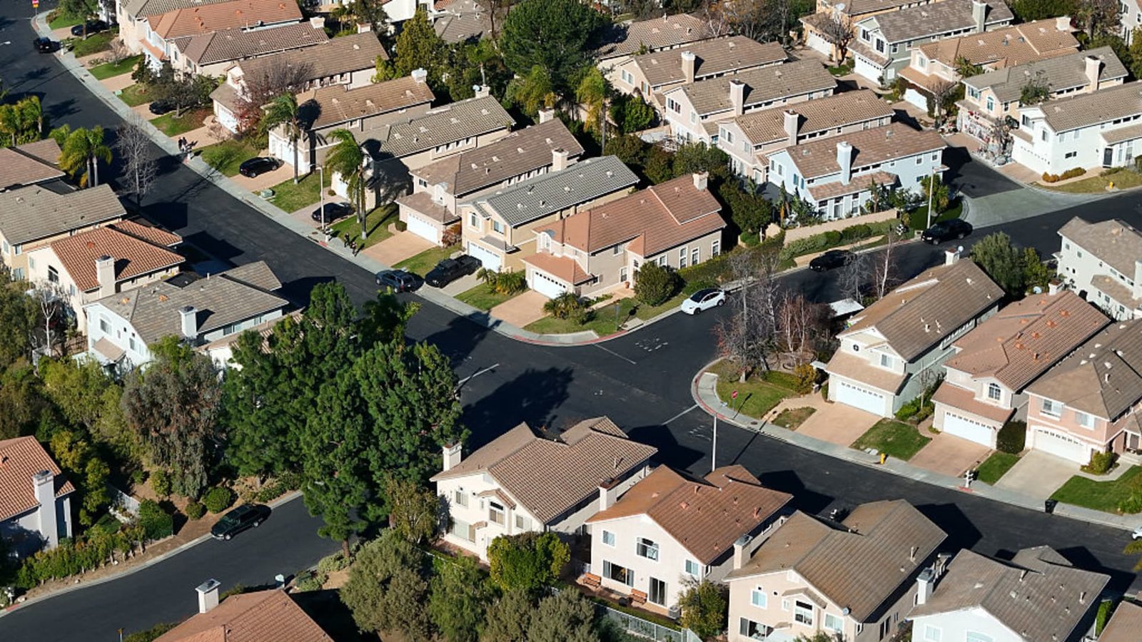 Mortgage rates drop below 6%, matching lowest level since 2022