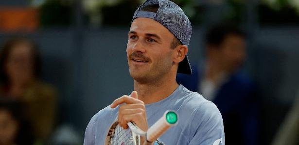 Tommy Paul em ação durante jogo contra João Fonseca no Masters 1000 de Madri